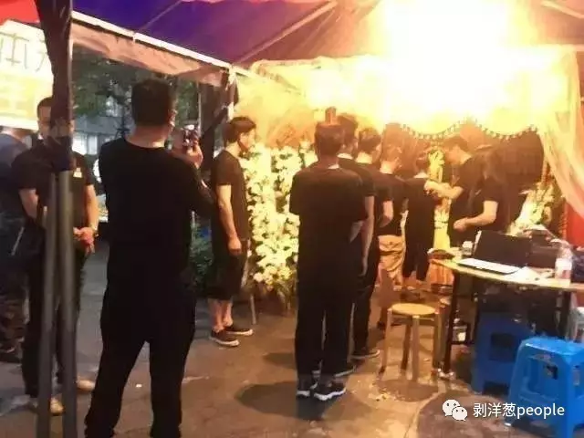  灵堂中前来吊唁的人络绎不绝。