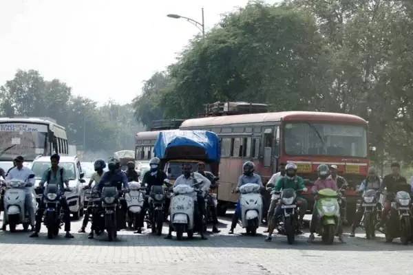 图注：浦那市街头，处处可见拉客的三轮车。路上汽车、电动车、摩托车和马车、牛车并行，堪称奇观。