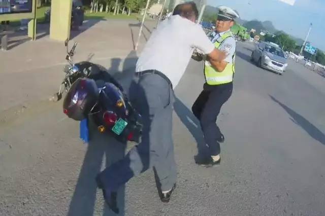 不能忍!侮辱恐吓交警、骂交警是条狗…还发朋