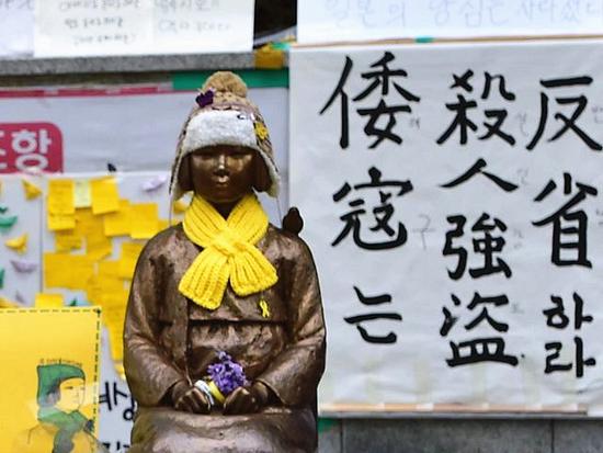 韩国首尔，“慰安妇”少女像直面日本使馆