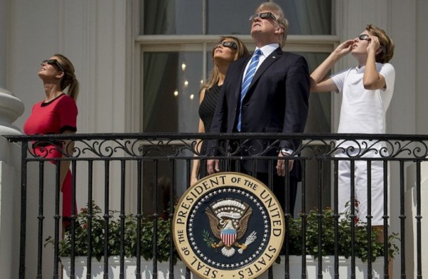 特朗普被提醒后，才戴上护目镜