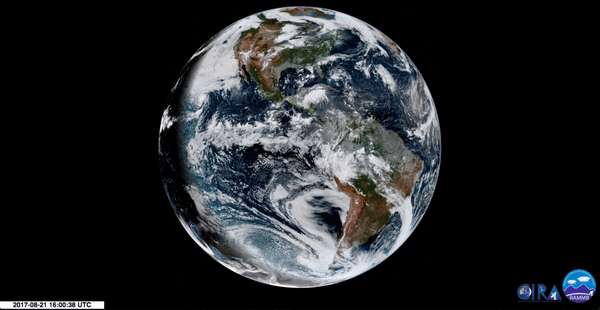 太空视角下的2017超级日全食