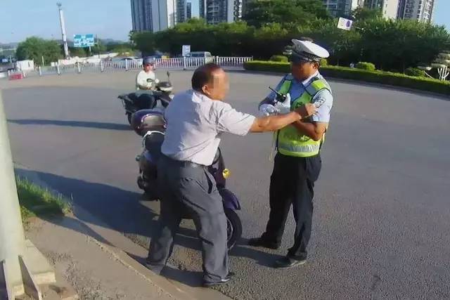 不能忍!侮辱恐吓交警、骂交警是条狗…还发朋