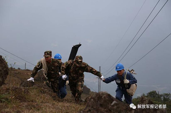 军地联合检修电网线路。 本文图片由军委后勤保障部军需能源局提供