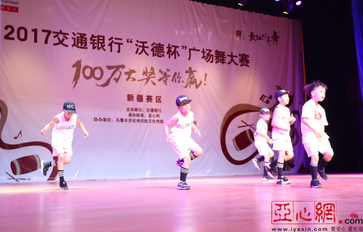 广场舞阿姨PK街舞男孩 竟撞出了别样精彩火花