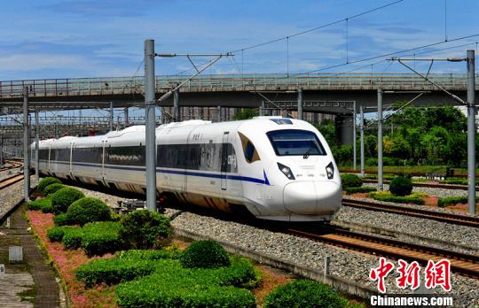 一列CRH3A型动车组驶进成都东站。 吴正琪 摄