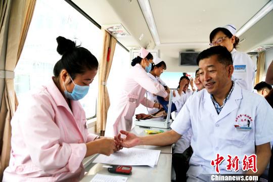 图为西宁市第一人民医院医务职员到场无偿献血运动。(资料图) 白怀育 摄