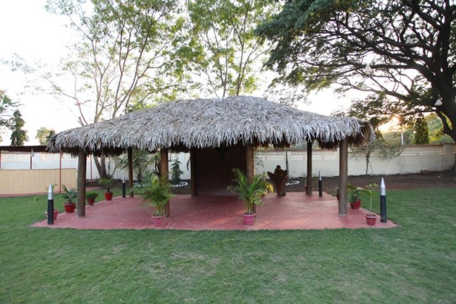 图注：印军一个营的营部，设有军官俱乐部，这是俱乐部门口的草坪和凉亭。