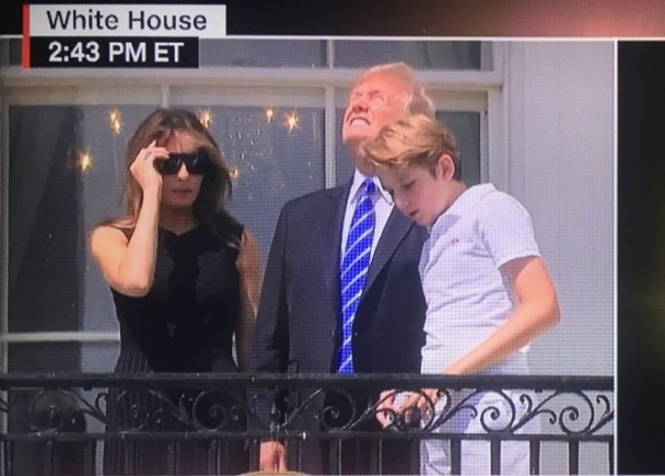 特朗普没戴护目镜就眯眼看日食
