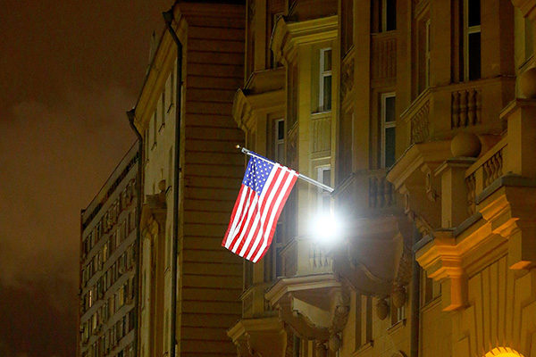 美大幅缩减对俄发放非移民签证,俄回应:不会惩