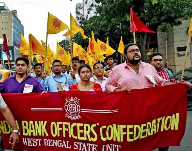 图：印度银行员工支持全国大罢工