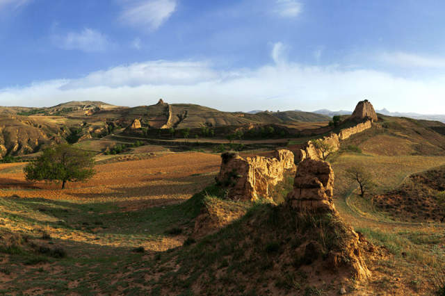 ��ɽ��ʡ������С��̨�ߵ��ϵĹų��ǣ�2011��5��29���㣩�� �»��緢����̩�㣩