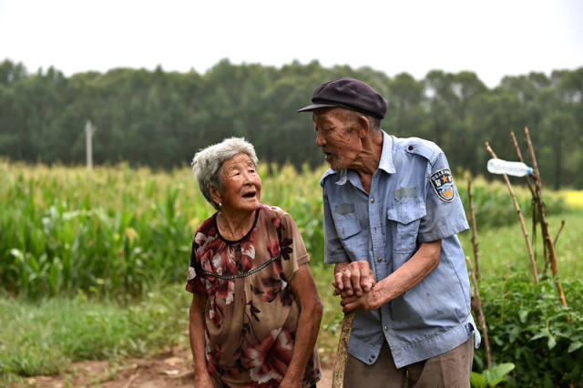 在山西省右玉县右卫镇北辛窑村，伊小秃（右）和老伴王二凤聊天（7月23日摄）。 新华社记者詹彦摄