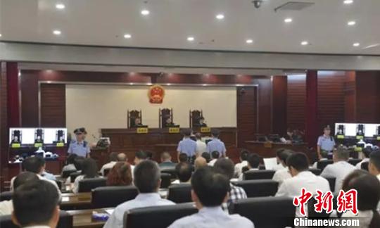 攀枝花市中院公开开庭审理了原遂宁市政协主席孙志毅贪污受贿一案。 钟欣 摄