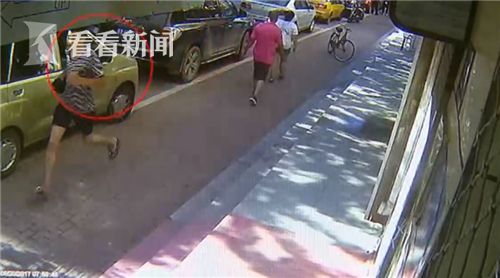 视频|男子上厕所故意不关门!女店主回避被抢|店