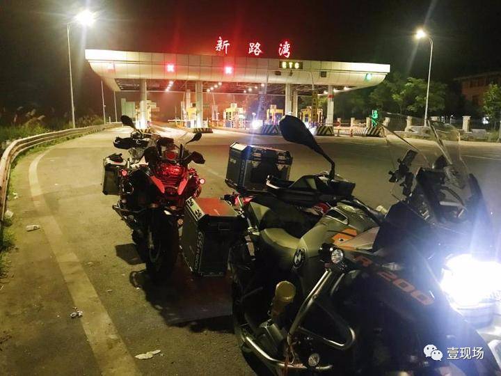 香港青年骑摩托上浙江高速被拦:来感受风的感