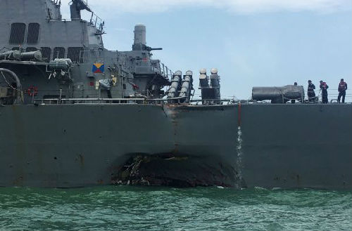 21日在马六甲海峡发生碰撞后的美国“约翰·麦凯恩”号驱逐舰（路透社）