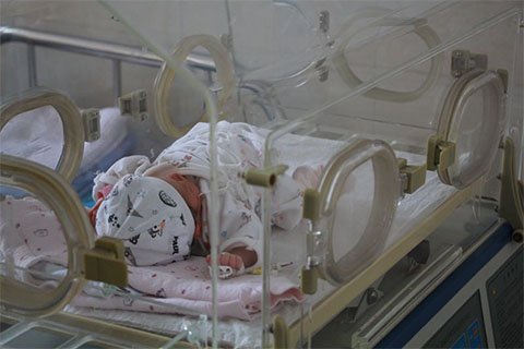 孩子刚被送到南溪区中医院时的样子，图片来自微信公众号“南溪发布”。