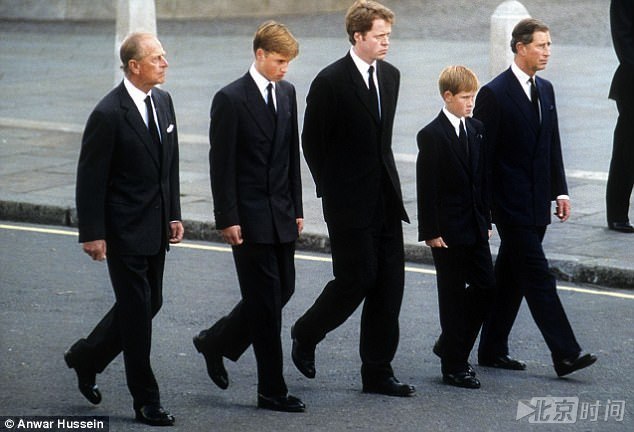 戴安娜逝世20周年再掀英国王室风波 哈里王子改口称跟在棺木后很高兴|戴安娜|哈里王子|威廉_新浪新闻