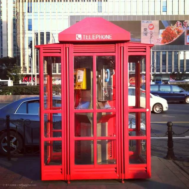 沦为垃圾桶、被共享单车埋.上海公用电话亭拆