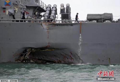 图为“麦凯恩”号发生撞击的部位凹进去一大块。这是美国军舰在两个月内发生的第二起碰撞事故。