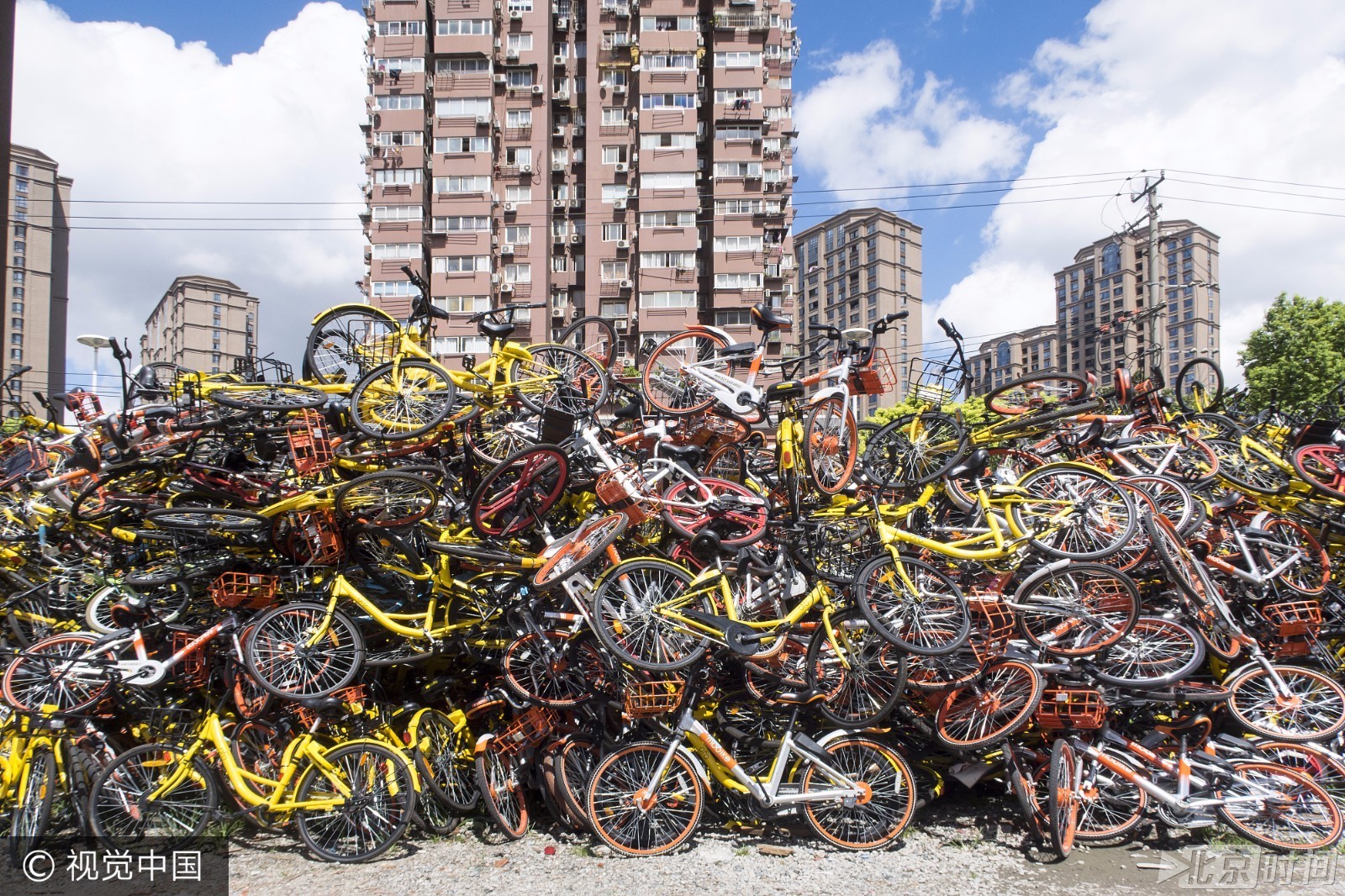 上海现共享单车“坟场” 3万辆共享单车堆积如山_北京时间