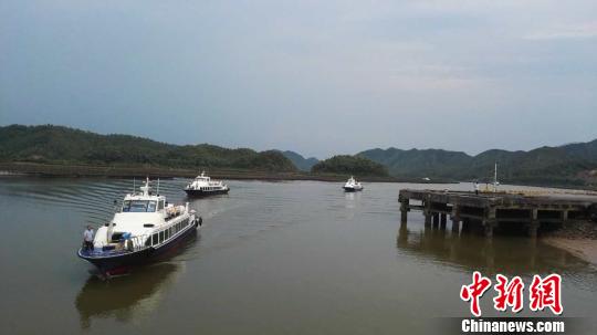 部门川岛高速客船进入镇海湾避风 郑翔 摄