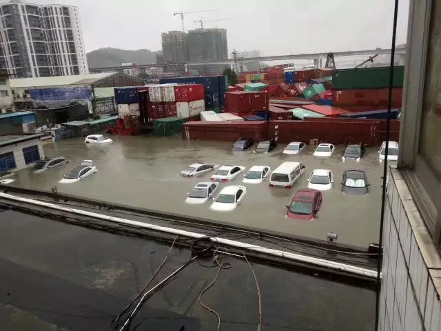 台风“天鸽”发威!海水倒灌虎门!多辆车被淹!!长堤路、太沙路全是水…|虎门|沙路|高铁_新浪新闻