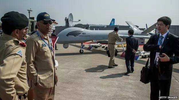 资料图片：巴基斯坦军事官员察看一架中国制造的无人机。（BBC）