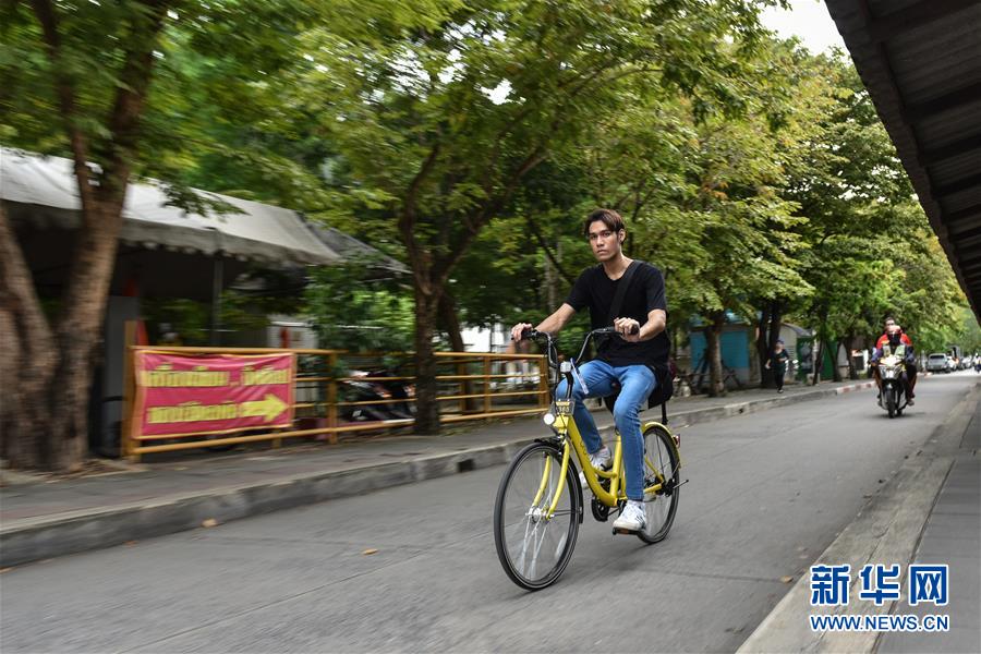 8月15日,在泰国曼谷的泰国国立法政大学,一名学生使用ofo小黄车出行。 新华社记者李芒茫摄