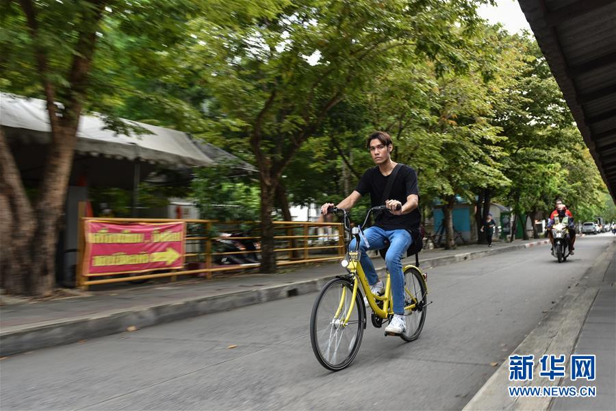 8月15日，在泰国曼谷的泰国国立法政大学，一名学生使用ofo小黄车出行。 新华社记者李芒茫摄