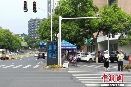 宜昌首部“智强人脸识别行人闯红灯”系统亮相。 石宁 摄