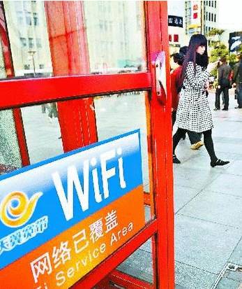 沦为垃圾桶、被共享单车埋.上海公用电话亭拆