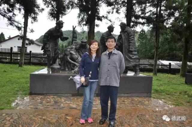 http://7xo6kd.com1.z0.glb.clouddn.com/upload-ueditor-image-20170823-1503484210355035905.jpg 张子清外孙王桥(右一)与外孙女王麟在井冈山 | 张师长献盐雕塑前留影