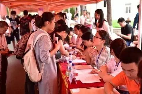 ▲西南师范大学2017级重生报到现场。图自西南师范大学官网