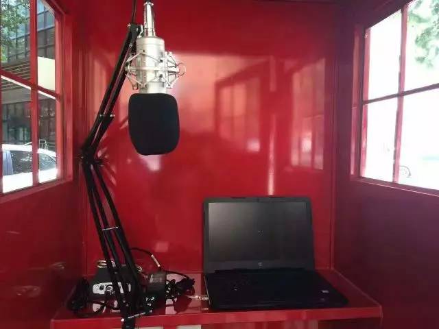 朗读亭现身兰州街头 用心灵之声传承文学之美