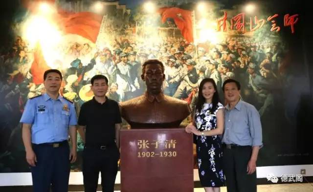 http://7xo6kd.com1.z0.glb.clouddn.com/upload-ueditor-image-20170823-1503485169810047489.jpg 张子清孙子张兵大校(左一)外孙王桥外孙女王麟与作者蔡建勋大校(右一)在益阳张子清义士留念馆