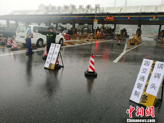 京珠高速广珠东线中山城区站有路政人员在指挥交通 欧阳征朝 摄