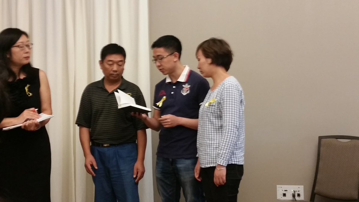  当地时间22日（星期二），章莹颖的家人在美国举行记者会。