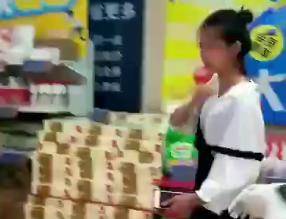 女子持刀捅伤陌生人 捅完说道不好意思砍错人