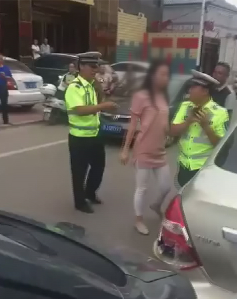 临县交警大队办公室工作人员称，该女子可能有精神问题，之前遇到城管执法时，也曾上前阻挠。