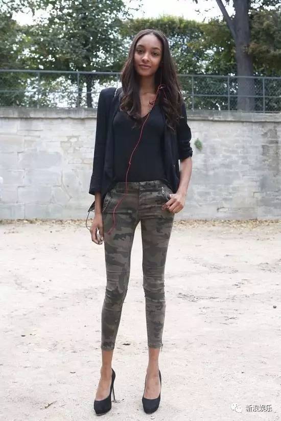 说到比例逆天的黑人模特,我第一个想起的是她!_新浪娱乐_新浪网