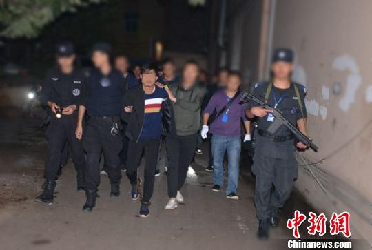 图为云南警方抓获的犯罪嫌疑人 钟欣 摄