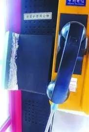 沦为垃圾桶、被共享单车埋.上海公用电话亭拆