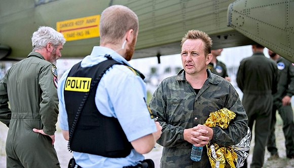 2017年8月11日，丹麦哥本哈根，警方询问马德森（右）。图片来源：视觉中国