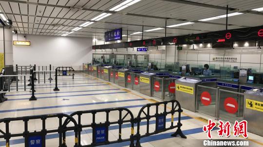 熙攘之大厅此时变得“空阔”许多。 黄钊 摄