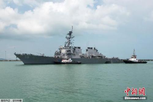 美国第七舰队发表声明称，“麦凯恩”号舰身严重受损。图为新加坡的拖船帮助“麦凯恩”号驶回樟宜海军基地。