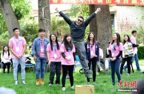包含喷鼻港浸会大年夜学、喷鼻港中文大年夜学学生在内的33名青少年及工作人员构成的喷鼻港青年代表团乘火车抵达拉萨,在西藏开展为期6天的交换晃荡。李林 摄(图片来源:中新社)