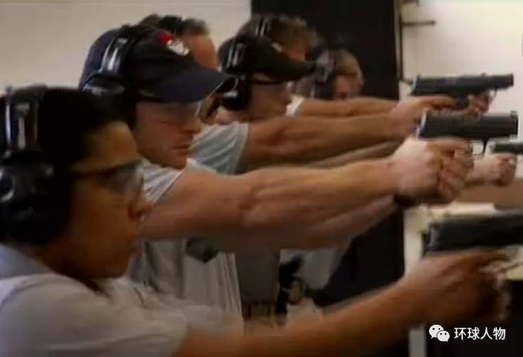 特勤局特工在训练中心进行射击训练。