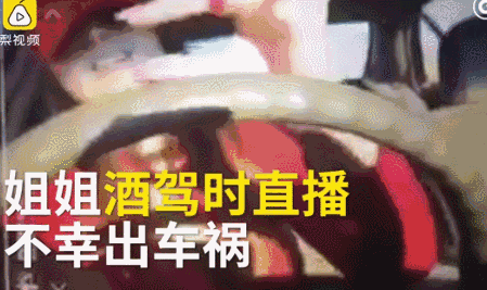 她一边手扶方向盘,一边又打开手机开始直播,除了一边开车一边直播